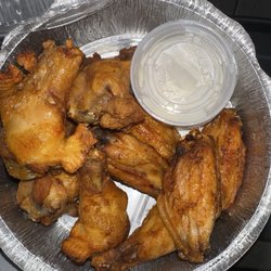 Gino's Pizza - CHICKEN WINGS (10) with bleu cheese on the wide