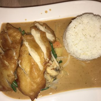 Thai Curry - gebackenes Hühnchen mit Erdnuss-Sauce und Reis - 6,90€ - Thai Near Me - Munich, BY