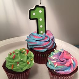 Cutie mini cupcakes for my little princess' 1 month, everyone kept eating one after the other. :)