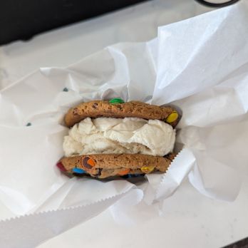 Attycat’s Arcade - Cookie Ice Cream Sandwich (5/5) - Arcades Near Me - Inlet Beach, Florida