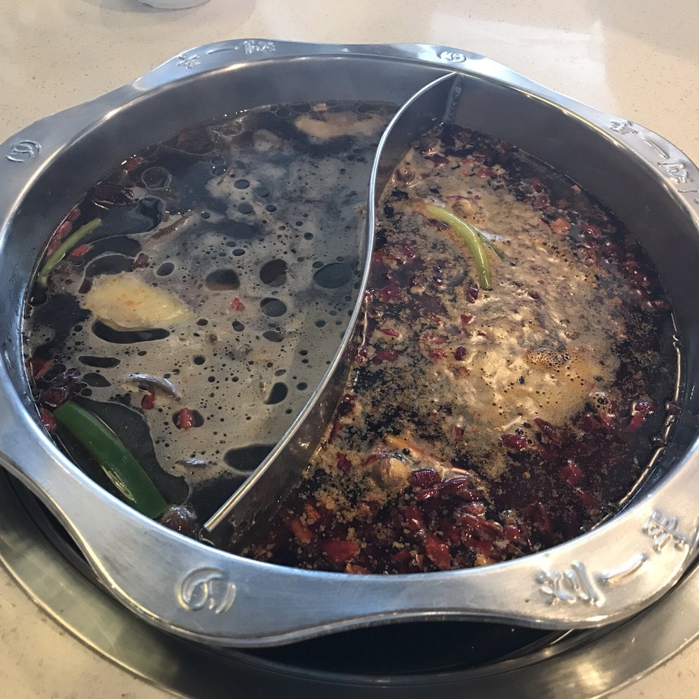 Yuanyang, half chongqing spicy and half mushroom broth Yuanyang, half chongqing spicy and half mushroom broth