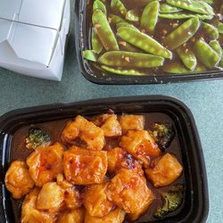 Pak Lee Chinese Restaurant - General tso tofu and snow pea pod in garlic sauce