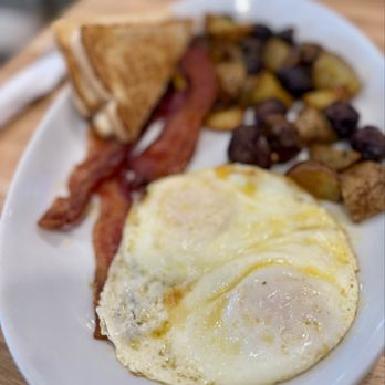 Whidbey's A Daytime Eatery - Two Eggs Breakfast - Breakfast & Brunch Near Me - Enterprise, Nevada