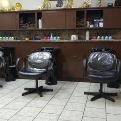 Bei Capelli Salon - Washing stations.