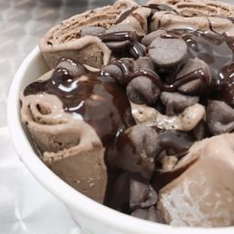 Made my own, chocolate chip and fudge topping, Oreo and pecan in the chocolate ice cream Made my own, chocolate chip and fudge topping, Oreo and pecan in the chocolate ice cream