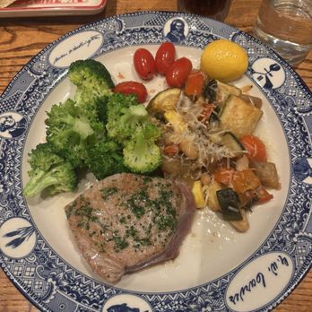 Founding Farmers Tysons - Simple Style Seared Tuna - New American Near Me - Tysons, Virginia