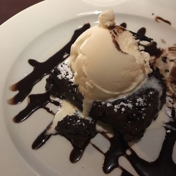 Stage House Tavern - Brownie with ice cream - American Near Me - Mountainside, New Jersey
