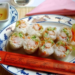 Asia-Restaurat Goldener Drachen - Sommerrollen (Nr. 39 allerdings nicht 2 Stück, sondern zerschnitten und leider ganz ohne Kräuter) | aufgenommen im Januar 2014
