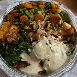 Pollo Y Espinica - Grilled chicken with Spinach and bacon and fresh veggies and rice.