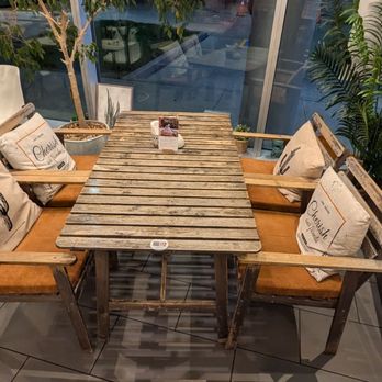Miss Lin Cafe - Seating - Cafes Near Me - Markham, Ontario