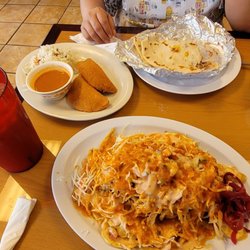 El Pollo Con Tajadas - Pollo con tajadas y pastelitos