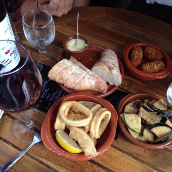 La Bodega - Brood met aioli, kalamaris, aubergine met honing en kroketjes met chorizo en manchego - Tapas Bars Near Me - Maastricht, LI
