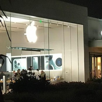 Apple Oakbrook - Exterior at night, facing west - Computers Near Me - Oak Brook, Illinois