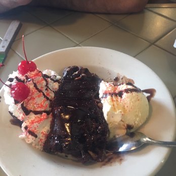 Pappy's Cafe - Fudge brownie with vanilla ice cream - American Near Me - Houston, Texas Pappy's Cafe - Fudge brownie with vanilla ice cream - American Near Me - Houston, Texas