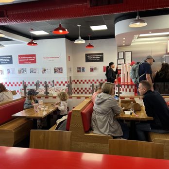 Five Guys - Burgers Near Me - Barcelona, B
