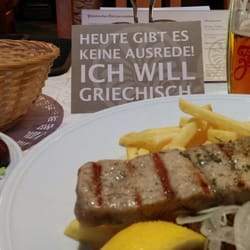Hallerschloss - Stilleben mit Grillteller, leckerem Bier und orgineller Werbung.