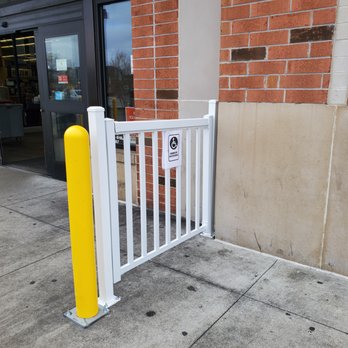 piggly wiggly - a white fence and a yellow pole - Grocery Near Me - Newport News, Virginia piggly wiggly - a white fence and a yellow pole - Grocery Near Me - Newport News, Virginia