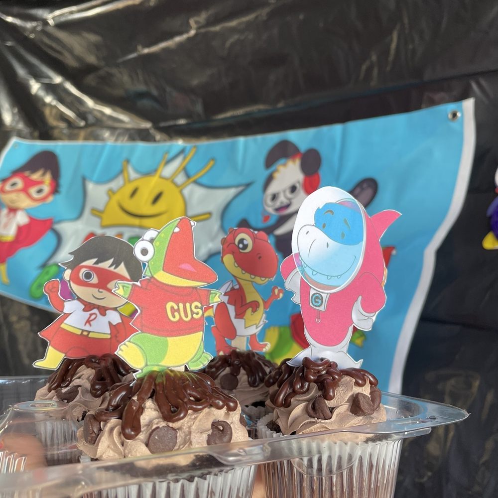 Raquel Huerta Cakes - Dairy free chocolate cupcakes - Custom Cakes Near Me Raquel Huerta Cakes - Dairy free chocolate cupcakes - Custom Cakes Near Me