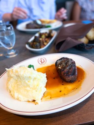 Daniel’s Broiler by null