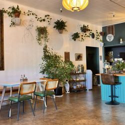 Enjoy Bagels & Sweets - Fun vibe, water station, clean bathrooms, good tunes playing.