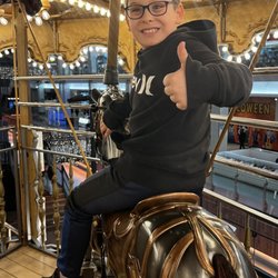 Méga Parc - Mon fils dans le mythique carousel.