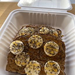 Peanut butter toast with honey, bananas, and chia seeds Peanut butter toast with honey, bananas, and chia seeds