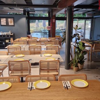 Pavillion Barton - Comptoir Basque - view of indoor seating - Cafes Near Me - Geneva, GE