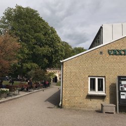Botaniska Trädgården - The small cafe is in the background there. The Växthus is a greenhouse that closes at 3...which I missed! Argh!