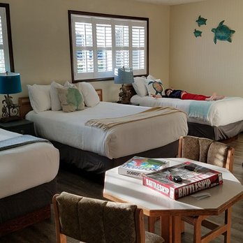 Lamplighter Inn - 3 beds, clean room, very pleasant.  Less than a hundred bucks after taxes and fees.  Beat that! - Hotels Near Me - Bandon, Oregon
