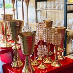 Jorge Wholesale Flowers - Variedad de vases y candelabros