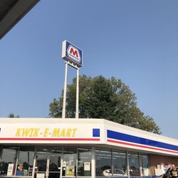 Kwik-E-Mart - Exterior
