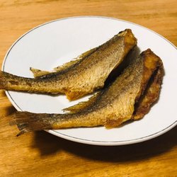 夜上海 - Pan fried fish with chili flakes on the side
