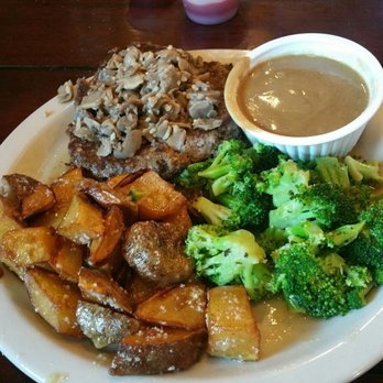 Main Street Tavern - Hamburger steak with roasted garlic potatoes and steamed broccoli - American Near Me - Montevallo, Alabama Main Street Tavern - Hamburger steak with roasted garlic potatoes and steamed broccoli - American Near Me - Montevallo, Alabama