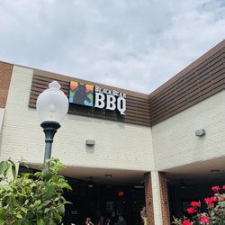 Black Bear BBQ - Entrance in the corner of a shopping center