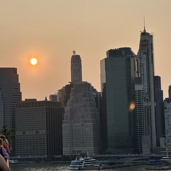 Harriet's Rooftop - Sunset over buildings - Lounges Near Me - Brooklyn, New York