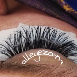 All Eyez On Mi Facial Spa - Hybrid eyelash extensions
