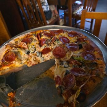 Betty's Pizza & Subs - Dry and burnt on the bottom. - Pizza Near Me - Melrose, Florida