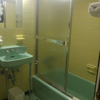 Kenmar Motel - retro tile bathroom! - Hotels Near Me - Newburg, Pennsylvania