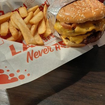 RED ROBIN GOURMET BURGERS AND BREWS - Updated October 2024 - 110 Photos