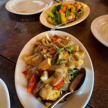Mongkut Thai Restaurant - Drunken Noodles, Shrimp Hot Plate - Thai Near Me - San Clemente, California