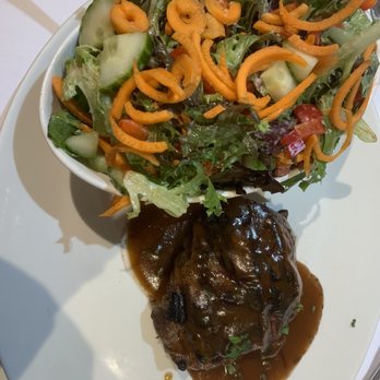 Le Batifol - Bavette et frites, spécial dimanche soir, 15$ (vient avec frites et salade, j'ai pris salade seulement) - Canadian (New) Near Me - Lac-Beauport, Quebec