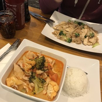 Kowloon - Panangkarry og ret med nudler, østerssauce og kylling. - Chinese Near Me - Aarhus, 82