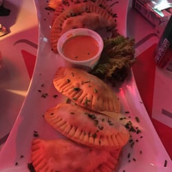 Eleven Restobar - Empanadas de Lomo Saltado con salsa de rocoto. Buenísimas!!
