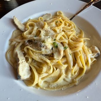 Guido's Pizzeria & Tapas - Chicken Alfredo with chicken - Italian Near Me - Saint Louis, Missouri Guido's Pizzeria & Tapas - Chicken Alfredo with chicken - Italian Near Me - Saint Louis, Missouri