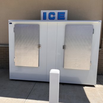 Neu Hub - two ice bins outside of a building - Convenience Stores Near Me - Kyle, Texas