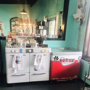 Twisted Sisters Bake Shop - Cupcakes Near Me - Fredericksburg, Texas