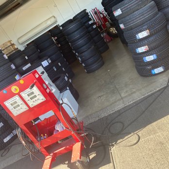 Discount Tire - i have been waiting here for literally 15 mins and no one show up to help - Tires Near Me - Centennial, Colorado
