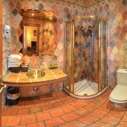 Hotel Boutique Bodegas de Arnes - Baño habitación doble con ducha de hidromasaje.