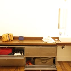Hospedaria Rio - Detalhe dos lockers em quarto com camas suspensas para quatro pessoas // A glimpse of the lockers in a room with suspended beds for four