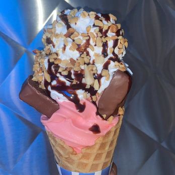 Perez Soft Ice Cream - Snickers/Strawberry waffle cone - Ice Cream & Frozen Yogurt Near Me Perez Soft Ice Cream - Snickers/Strawberry waffle cone - Ice Cream & Frozen Yogurt Near Me
